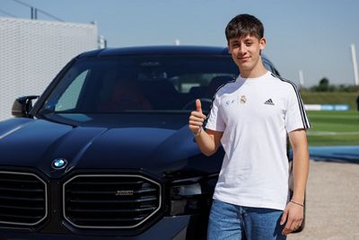 bmw entrega los vehículos oficiales al primer equipo de fútbol