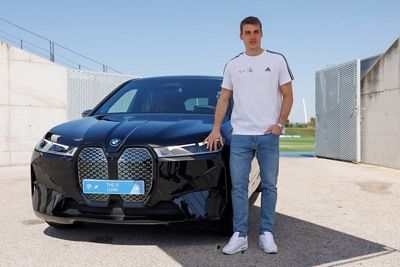 bmw entrega los vehículos oficiales al primer equipo de fútbol