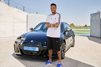 bmw entrega los vehículos oficiales al primer equipo de fútbol