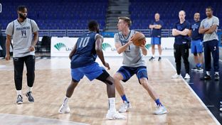 Dallas Mavericks train at the WiZink Center