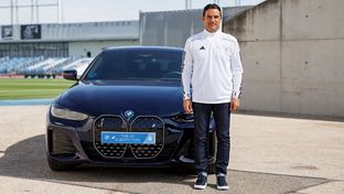 The women's first team receives their official vehicles from BMW Spain