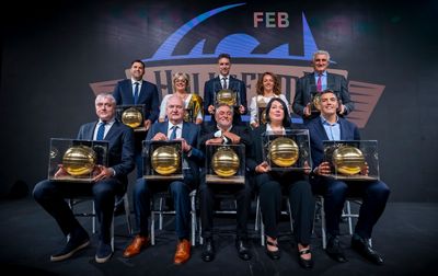 reyes romay y maljkovic en el salón de la fama del baloncesto español