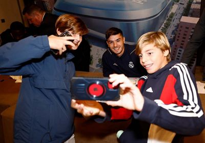 rüdiger y brahim protagonistas en la sesión de firmas en sevilla