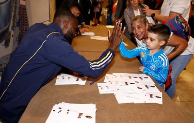 rüdiger y brahim protagonistas en la sesión de firmas en sevilla