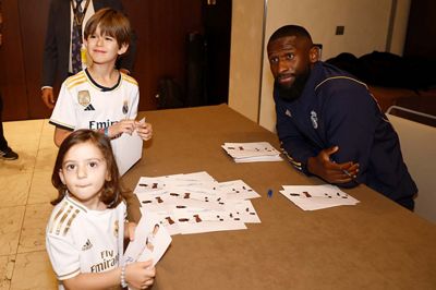 rüdiger y brahim protagonistas en la sesión de firmas en sevilla