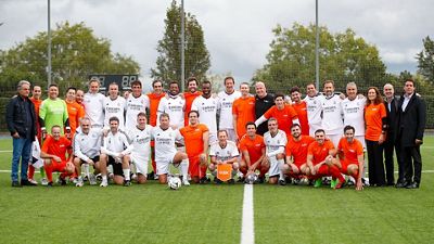 Los veteranos del Real Madrid jugaron un partido por la vacunación en la edad adulta