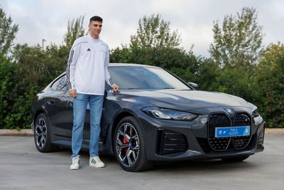 bmw españa entrega los vehículos oficiales