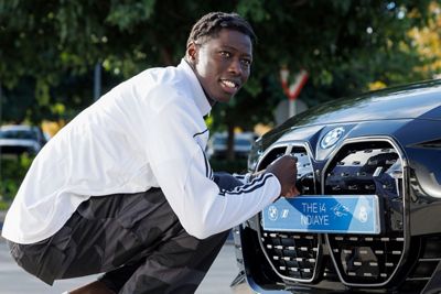 bmw españa entrega los vehículos oficiales