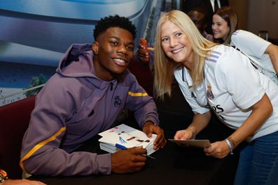tchouameni y mendy protagonistas en la sesión de firmas en barcelona