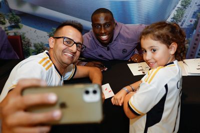 tchouameni y mendy protagonistas en la sesión de firmas en barcelona