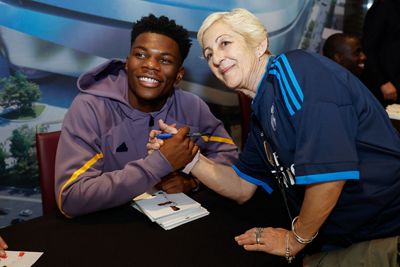 tchouameni y mendy protagonistas en la sesión de firmas en barcelona