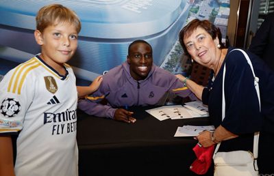 tchouameni y mendy protagonistas en la sesión de firmas en barcelona