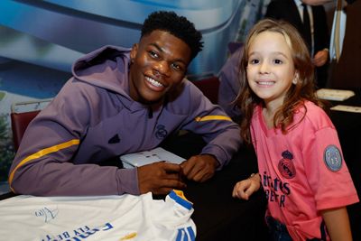 tchouameni y mendy protagonistas en la sesión de firmas en barcelona