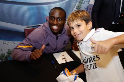 tchouameni y mendy protagonistas en la sesión de firmas en barcelona