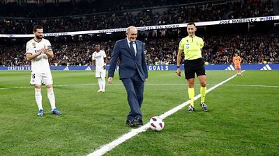 Pirri hizo el saque de honor en el Real Madrid-Valencia