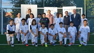 Arbeloa visitó la escuela de la Fundación Real Madrid en Leganés acompañado por la Fundación ”la Caixa”