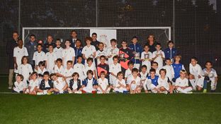 Arbeloa visita a los alumnos de la escuela de la Fundación Real Madrid en Canal
