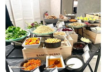 buffet sobre mesa para servirse