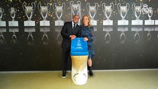 Roberto Carlos presents the prize to the winner of the 121st anniversary draw