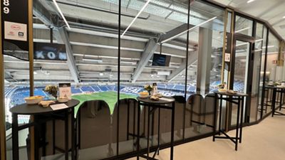 Sala con ventanal, vista al terreno de juego