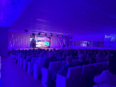 sala de prensa llena de personas