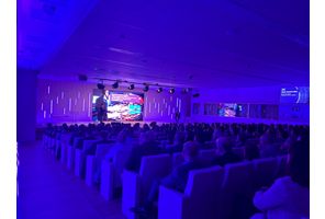 sala de prensa llena de personas