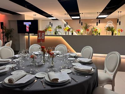 cena en el palco de honor con mesas numeradas