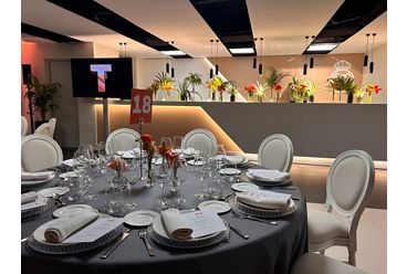 cena en el palco de honor con mesas numeradas