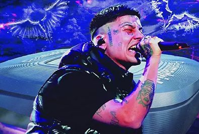 Imagen Duki rapeando con micrófono