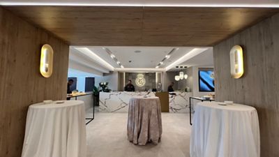 Espacio castellana entrance to the lounge, high tables and receptionists