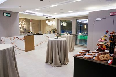 espacio castellana lounge with buffet and high tables