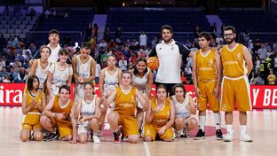 Primera exhibición de la temporada de las escuelas de baloncesto de la Fundación en la Liga Endesa
