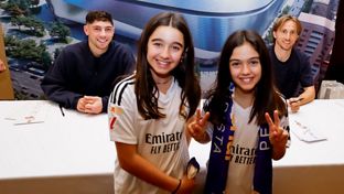 Modrić y Valverde, protagonistas en la sesión de firmas en Valencia
