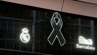 Black ribbons at the Bernabéu