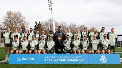Las jugadoras del Real Madrid reciben las tarjetas digitales de Sanitas