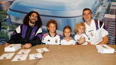 Cucurella y Lunin, protagonistas en la sesión de firmas en Sevilla