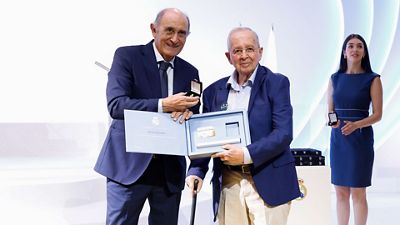 El Real Madrid entrega las insignias de oro y brillantes y de oro