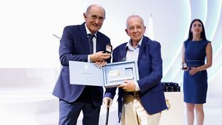 El Real Madrid entrega las insignias de oro y brillantes y de oro