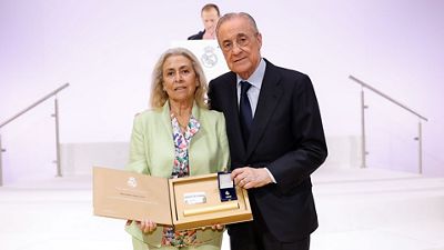 El presidente entregó la insignia de oro a María Belén Gento López, hermana de Paco Gento