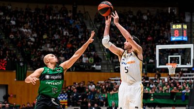 استعراض للمتصدر في بادالونا