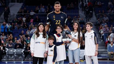 تافاريس يتسلم جائزة أفضل لاعب في الليغا لشهر أكتوبر