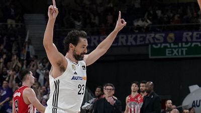 Así cerró Llull el tercer cuarto: triple espectacular desde su campo