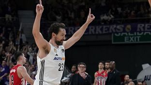 Así cerró Llull el tercer cuarto: triple espectacular desde su campo