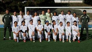 Hanna Bennison y Bella Andersson visitan a las participantes de un clínic de la Fundación Real Madrid
