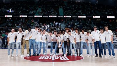 El Cadete A ofreció a la afición el trofeo de campeón de España