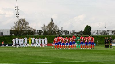 Minuto de silencio en el Alfredo Di Stéfano por Leo Beenhakker