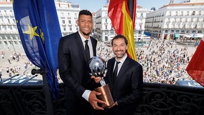 レアル・マドリード、マドリディスタに38回目のリーガ優勝トロフィーをお披露目