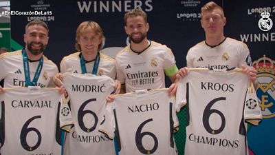 في قلب الخامسة عشر: الاحتفال في غرفة الملابس