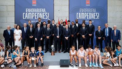 マドリード州庁舎での集合写真撮影の様子