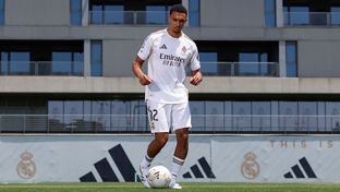 Alexander-Arnold pose avec le maillot du Real Madrid